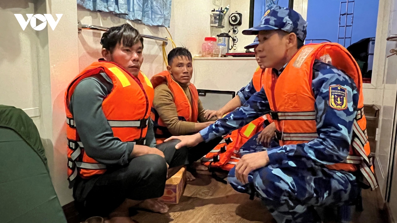 Bộ tư lệnh Vùng Cảnh sát biển 1 tiếp tục cứu nạn tàu cá Nghệ An bị chìm